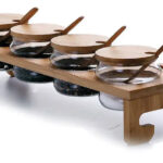 ΞΥΛΙΝΗ ΒΑΣΗ ΜΠΑΜΠΟΥ 4 ΘΕΣΕΩΝ ΜΕ BOROSILICATE ΒΑΖΑ ΚΑΙ ΚΟΥΤΑΛΙΑ ΣΕΡΒΙΡΙΣΜΑΤΟΣ